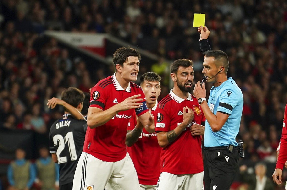 Fans MU: Kami Dirampok! (Foto: AP/Dave Thompson)