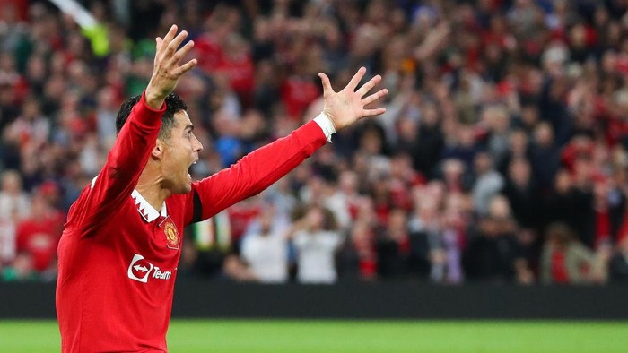 MANCHESTER, UNITED KINGDOM - SEPTEMBER 8:  (L-R) David de Gea of Manchester United, Antony of Manchester United, Diogo Dalot of Manchester United, Victor Lindelof of Manchester United, Casemiro of Manchester United, Fred of Manchester United, Christian Eriksen of Manchester United, Harry Maguire of Manchester United, m36, Tyrell Malacia of Manchester United, Chistiano Ronaldo of Manchester United one minute silence for Queen Elizabeth II of England during the UEFA Europa League   match between Manchester United v Real Sociedad at the Old Trafford on September 8, 2022 in Manchester United Kingdom (Photo by David S. Bustamante/Soccrates/Getty Images)