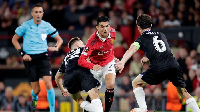 MANCHESTER, UNITED KINGDOM - SEPTEMBER 8:  (L-R) David de Gea of Manchester United, Antony of Manchester United, Diogo Dalot of Manchester United, Victor Lindelof of Manchester United, Casemiro of Manchester United, Fred of Manchester United, Christian Eriksen of Manchester United, Harry Maguire of Manchester United, m36, Tyrell Malacia of Manchester United, Chistiano Ronaldo of Manchester United one minute silence for Queen Elizabeth II of England during the UEFA Europa League   match between Manchester United v Real Sociedad at the Old Trafford on September 8, 2022 in Manchester United Kingdom (Photo by David S. Bustamante/Soccrates/Getty Images)