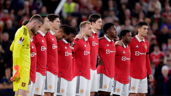 MANCHESTER, UNITED KINGDOM - SEPTEMBER 8:  (L-R) David de Gea of Manchester United, Antony of Manchester United, Diogo Dalot of Manchester United, Victor Lindelof of Manchester United, Casemiro of Manchester United, Fred of Manchester United, Christian Eriksen of Manchester United, Harry Maguire of Manchester United, m36, Tyrell Malacia of Manchester United, Chistiano Ronaldo of Manchester United one minute silence for Queen Elizabeth II of England during the UEFA Europa League   match between Manchester United v Real Sociedad at the Old Trafford on September 8, 2022 in Manchester United Kingdom (Photo by David S. Bustamante/Soccrates/Getty Images)