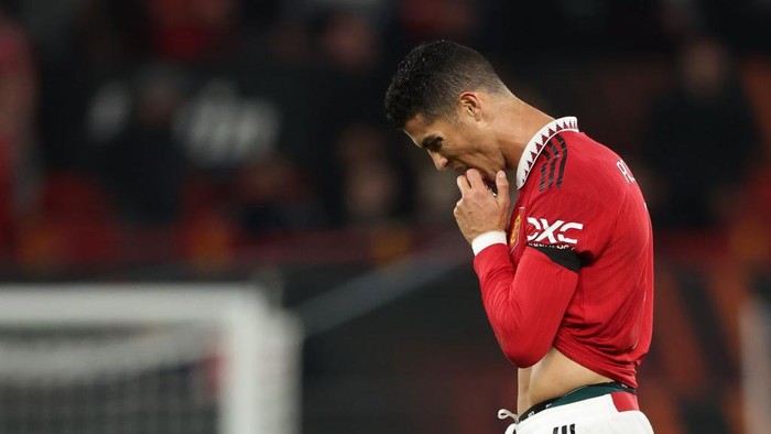MANCHESTER, UNITED KINGDOM - SEPTEMBER 8:  (L-R) David de Gea of Manchester United, Antony of Manchester United, Diogo Dalot of Manchester United, Victor Lindelof of Manchester United, Casemiro of Manchester United, Fred of Manchester United, Christian Eriksen of Manchester United, Harry Maguire of Manchester United, m36, Tyrell Malacia of Manchester United, Chistiano Ronaldo of Manchester United one minute silence for Queen Elizabeth II of England during the UEFA Europa League   match between Manchester United v Real Sociedad at the Old Trafford on September 8, 2022 in Manchester United Kingdom (Photo by David S. Bustamante/Soccrates/Getty Images)