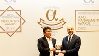 Best Retail Bank Award untuk Bank Mandiri-Senior Executive Vice President (SEVP) Micro & Consumer Finance Bank Mandiri Josephus K. Triprakoso menerima Best Retail Bank in Indonesia Award dari Publisher Alpha Southeast Asia Siddiq Bazarwala di Jakarta. Dalam kesempatan itu, Bank Mandiri juga memboyong penghargaan lain, antara lain Best Cash Management Bank in Indonesia, Best Wealth Management Bank in Indonesia, Best FX Bank for Corporate & FI’s , Best FX Bank for Interest Rates, FX Research & Market Coverage serta Best Emerging Asia Currency Forecasters.