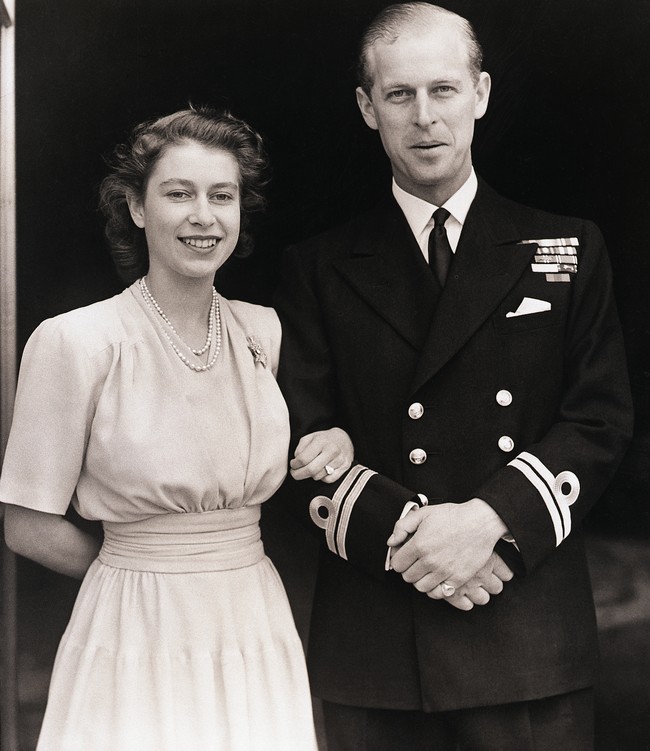 Pesona Putri Elizabeth berhasil memikat hati Pangeran Philip, bangsawan berdarah Yunani dan Denmark. Keduanya pertama kali bertemu pada 1939 saat Putri Elizabeth mengunjungi sekolah Pangeran Philip di Royal Naval College. (Foto: Bettmann Archive/Bettmann)