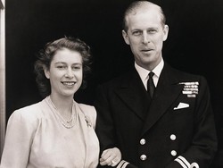 Tahun 1939, Ratu Elizabeth II bertemu Pangeran Philip di Royal Naval College. Pesona Ratu Elizabeth II meluluhkan hati sang pangeran, bangsawan berdarah Yunani dan Denmark. Foto: Bettmann Archive/Bettmann