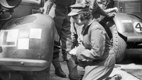 Ratu Elizabeth mengabdi untuk negara sejak usia muda. Saat usianya menginjak 16 tahun, ia sempat menjadi mekanik mobil tentara Inggris semasa Perang Dunia II. Foto: Mirrorpix via Getty Images/Mirrorpix
