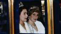 Ratu Elizabeth II bersama Putri Diana saat menghadiri pembukaan parlemen di London pada November 1982. Foto: (Terry Fincher/Princess Diana Archive/Getty Images)