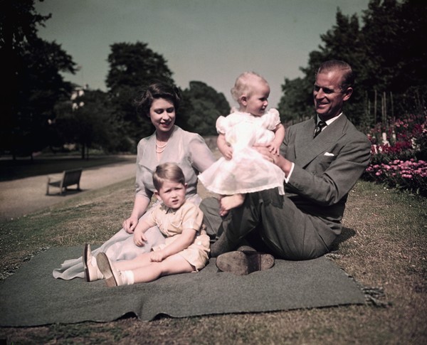 Keluarga kerajaan Inggris, Ratu Elizabeth II dan Pangeran Phillip bersama kedua buah hati mereka tengah berpiknik di Balmoral. Foto: (Bettmann Archive/Bettmann) Keluarga kerajaan Inggris, Ratu Elizabeth II dan Pangeran Phillip bersama kedua buah hati mereka tengah berpiknik di Balmoral. Foto: (Bettmann Archive/Bettmann)