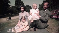 Keluarga kerajaan Inggris, Ratu Elizabeth II dan Pangeran Phillip bersama kedua buah hati mereka tengah berpiknik di Balmoral. Foto: (Bettmann Archive/Bettmann)