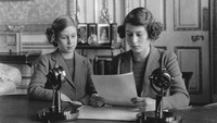 Putri Elizabeth dan Margaret membuat siaran untuk anak-anak selama Perang Dunia Kedua. Foto ini diambil pada 10 Oktober 1940. (Foto: Getty Images/Topical Press Agency)