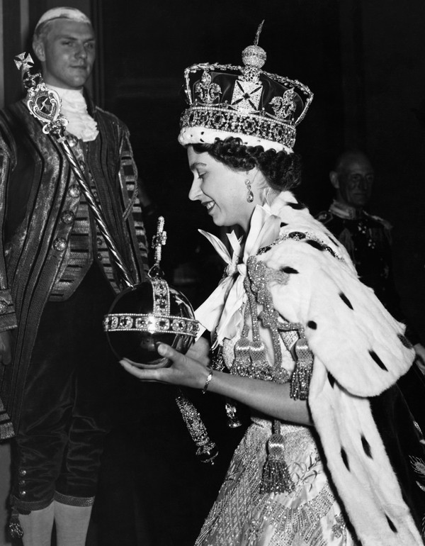 Penobatan menjadi Ratu. Putri Elizabeth tengah berada di Kenya pada 1952 untuk mewakili raja yang sakit, ketika Philip memberi tahu bahwa ayahnya, sang raja telah meninggal. Elizabeth kembali ke Inggris menjadi Ratu. Foto: (Corbis via Getty Images/Hulton Deutsch)