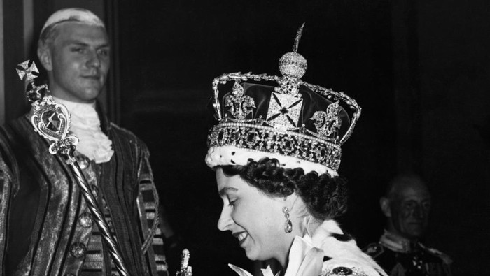 Masa Muda Ratu Elizabeth II Queen Elizabeth II, wearing the Imperial State Crown and carrying the Orb, arrives at Buckingham Palace from Westminster Abbey, after her coronation in 1953. (Photo by © Hulton-Deutsch Collection/CORBIS/Corbis via Getty Images)