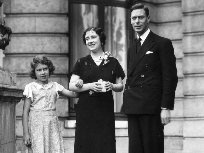 July 1936:  George, Duke of York (1895 - 1952) and Elizabeth, Duchess of York (1900 - 2002) with their daughter Princess Elizabeth on the terrace at 145 Piccadilly, London, their home before the Duke's accession to the throne.  (Photo by Lisa Sheridan/Studio Lisa/Hulton Archive/Getty Images)