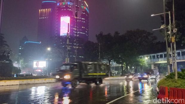 Massa aksi demo menolak kenaikan harga BBM di Patung Kuda, Jakpus, membubarkan diri. Jalan Medan Merdeka Barat kembali dibuka. (Anggi M/detikcom)