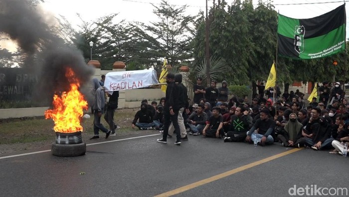 Massa demo BBM di Polman menggelar aksi teatrikal