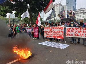 Aksi Bakar Ban Warnai Demo Tolak Kenaikan BBM di Patung Kuda