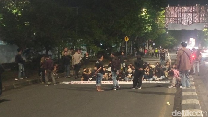 Massa di depan Kampus UIN Alauddin demo dengan menutup jalan