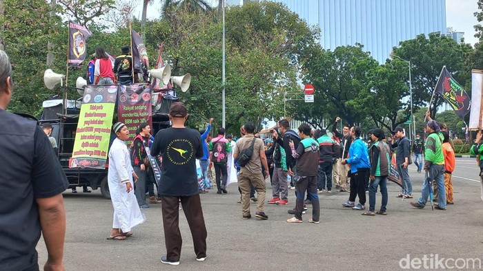 Massa ojol demo tolak BBM naik mulai berdatangan ke Patung Kuda