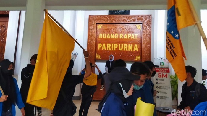 Massa PMII menduduki DPRD Banyuwangi