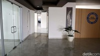 Suasana salah satu lobi di rusun tersebut. Dari 1.348 unit Rumah DP 0 rupiah, sebanyak 868 unit hunian berdiri di Menara Kanaya, Cilangkap, Cipayung, Jakarta Timur. Lalu, sisanya sebanyak 480 unit di Menara Swasana di Pondok Kelapa, Duren Sawit, Jakarta Timur.