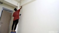 Tampak pekerja tengah menyelesaikan tahap akhir salah satu rumah.