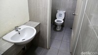 Begini kamar mandi dan wastafelnya.