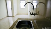 Ini dapur dan tempat cuci piringnya.