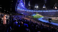 Begini momen saat Ratu Elizabeth II menyaksikan rangkaian pembukaan Olimpiade London 2012.