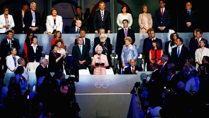 Melihat Lagi Momen Ratu Elizabeth II Buka Olimpiade London 2012 LONDON, ENGLAND - JULY 27: Queen Elizabeth II (R) and Jacques Rogge (L), President of the International Olympic Committee, attend the Opening Ceremony of the London 2012 Olympic Games at the Olympic Stadium on July 27, 2012 in London, England. (Photo by Cameron Spencer/Getty Images)
