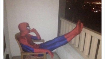 Netizen ini menyebut bahwa Ronaldo dan Maguire mungkin sudah tahu mereka akan kembali ke bangku cadangan di pertandingan berikutnya. Foto: Twitter