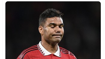 MU kalah karena gol penalti setelah VAR memutsukan Martinez handball. Foto: Twitter