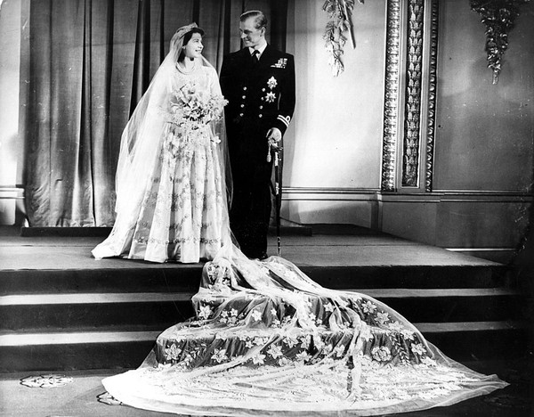 Potret Putri Elizabeth dan Pangeran Phillip setelah pernikahan mereka di Istana Buckingham pada 20 November 1947. Foto: (Hulton Archive/Getty Images)