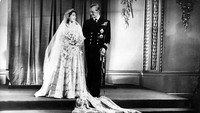 Potret Putri Elizabeth dan Pangeran Phillip setelah pernikahan mereka di Istana Buckingham pada 20 November 1947. Foto: (Hulton Archive/Getty Images)