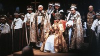 Adapun penobatannya sebagai ratu, berlangsung di Westminster Abbey, sebuah gereja di Pusat London, pada 2 Juni 1953. Dalam sejarah Kerajaan Inggris, ini merupakan upacara penobatan pertama yang disiarkan langsung di televisi. (Hulton Archive/Getty Images)  