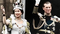 Ratu Elizabeth II dan Duke of Edinburgh pada hari penobatan mereka, Istana Buckingham, 1953. Pada 6 Februari 1952, Raja George VI meninggal dunia. Elizabeth saat itu otomatis naik takhta menjadi ratu dengan nama Ratu Elizabeth II. (Hulton Archive/Getty Images)  