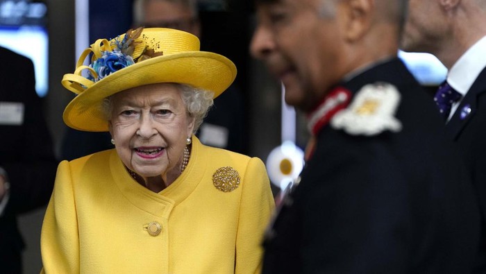 LONDON, ENGLAND - MAY 17: Queen Elizabeth II arrives to mark the completion of Londons Crossrail project at Paddington Station on May 17, 2022 in London, England. (Photo by Andrew Matthews - WPA Pool/Getty Images)