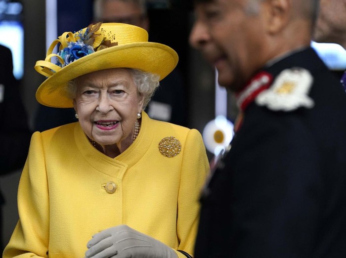 LONDON, ENGLAND - MAY 17: Queen Elizabeth II arrives to mark the completion of Londons Crossrail project at Paddington Station on May 17, 2022 in London, England. (Photo by Andrew Matthews - WPA Pool/Getty Images)