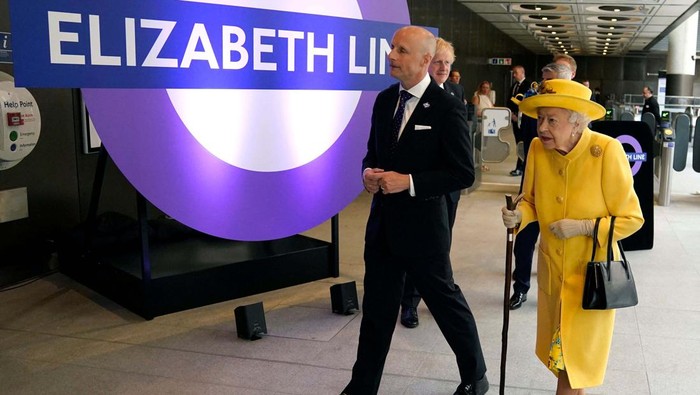 LONDON, ENGLAND - MAY 17: Queen Elizabeth II arrives to mark the completion of Londons Crossrail project at Paddington Station on May 17, 2022 in London, England. (Photo by Andrew Matthews - WPA Pool/Getty Images)