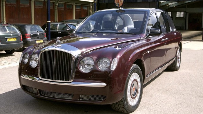 Ratu Elizabeth II meninggal dunia. Semasa hidupnya Ratu Elizabeth II kerap bepergian dengan limosin mewah yang cukup mahal. Harganya ditaksir mencapai Rp 170 miliar.