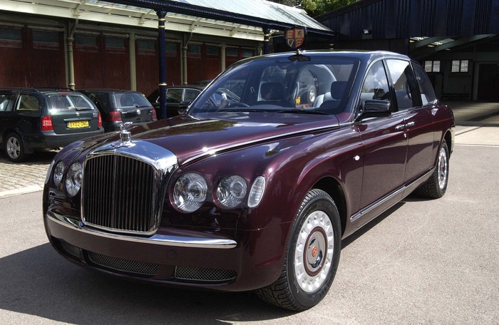Ratu Elizabeth II meninggal dunia. Semasa hidupnya Ratu Elizabeth II kerap bepergian dengan limosin mewah yang cukup mahal. Harganya ditaksir mencapai Rp 170 miliar.