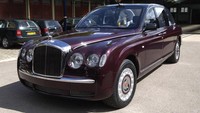 Mobil Ratu Elizabeth II ini memiliki bodi lapis baja dan kaca antipeluru untuk melindungi Sang Ratu. Tim Graham Photo Library via Getty Images.