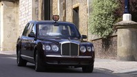 Untuk urusan dapur pacunya, Bentley State Limousine ini dibekali mesin V8 6.750 cc. Tim Graham Photo Library via Getty Images.
