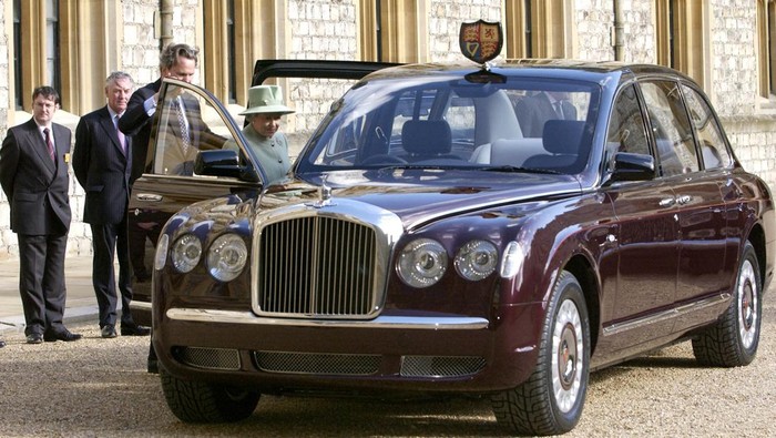 Mobil Mewah Ini yang Selalu Temani Ratu Elizabeth II Bepergian Ratu Elizabeth II meninggal dunia. Semasa hidupnya Ratu Elizabeth II kerap bepergian dengan limosin mewah yang cukup mahal. Harganya ditaksir mencapai Rp 170 miliar.