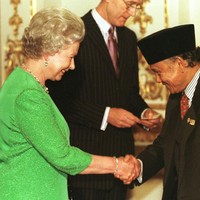 Ratu Elizabeth II juga pernah bertemu BJ Habibie. Pertemuan terjadi saat Asia-Europe Meeting (ASEM) di Istana Buckingham pada 3 April 1998 untuk membahas masalah krisis ekonomi di Asia. Kala itu, BJ Habibie masih menjabat sebagai wakil presiden. (Foto: AFP via Getty Images/JONATHAN EVANS)