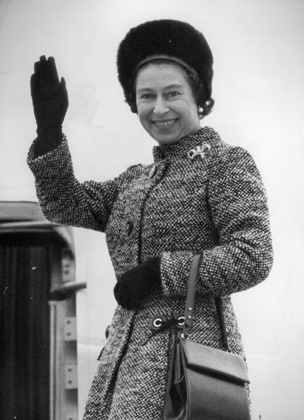 Ratu Elizabeth II saat menyapa warga sebelum meninggalkan bandara Heathrow untuk terbang ke Indonesia pada 13 Maret, 1974. Foto: (PA Images via Getty Images/PA Images)