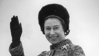 Ratu Elizabeth II saat menyapa warga sebelum meninggalkan bandara Heathrow untuk terbang ke Indonesia pada 13 Maret, 1974. Foto: (PA Images via Getty Images/PA Images)