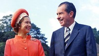 Ekspresi Ratu Elizabeth II saat berbincang dengan Presiden AS Richard Nixon, di Chequers Buckinghamshire, Inggris, tahun 1970. (AP Photo, File)