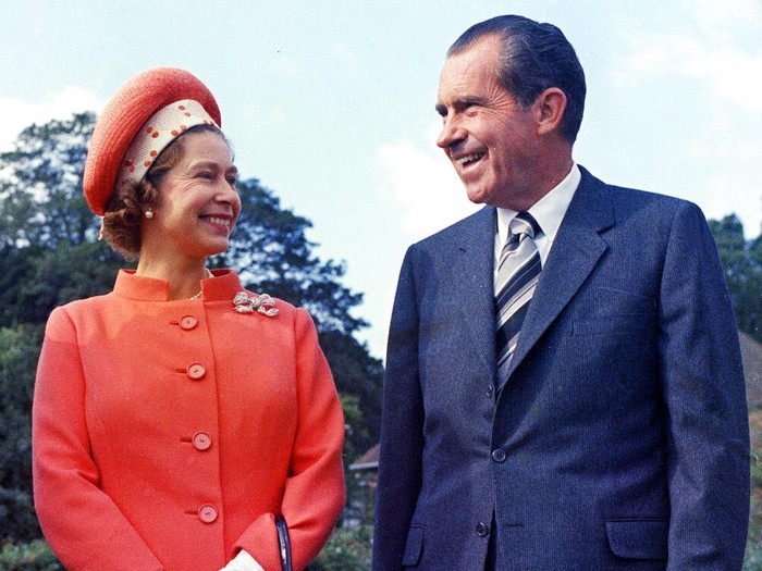 Momen Ratu Elizabeth bertemu Para presiden dunia FILE - President Donald Trump and Queen Elizabeth II inspect a Guard of Honour, formed of the Coldstream Guards at Windsor Castle in Windsor, England, July 13, 2018. Queen Elizabeth II, Britain's longest-reigning monarch and a rock of stability across much of a turbulent century, died Thursday, Sept. 8, 2022, after 70 years on the throne. She was 96. (AP Photo/Matt Dunham, Pool, File)