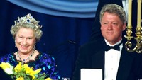 Senyum Ratu Elizabeth makan malam bersama Presiden AS Bill Clinton di Guildhall di Portsmouth, Inggris, memperingati 50 tahun D-Day, 4 Juni 1994. (AP Photo/Doug Mills, File)