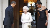 Presiden AS Barack Obama dan ibu negara Michelle Obama menyambut Ratu Elizabeth II untuk makan malam di Winfield House di London, 25 Mei 2011. (AP Photo/Charles Dharapak, File)