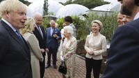 Ratu Elizabeth II berbincang dengan Presiden AS Joe Biden dan istrinya Jill Biden saat mengikuti resepsi bersama para pemimpin G7 di Proyek Eden di Cornwall, Inggris, 11 Juni 2021. (Jack Hill/Pool via AP, File)
